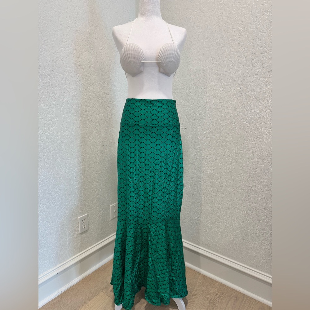 Elegant Green Mermaid Skirt and shell top